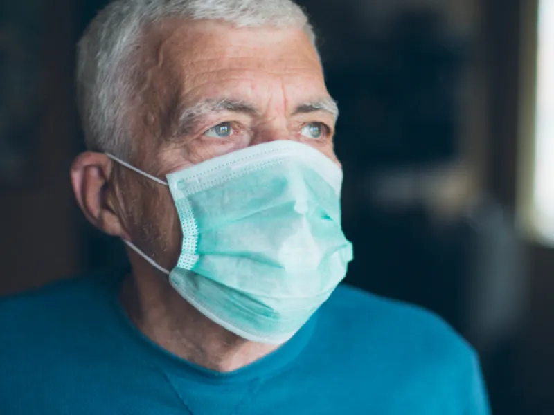 Koronan riskiryhmä, vanha mies maski kasvoilla.