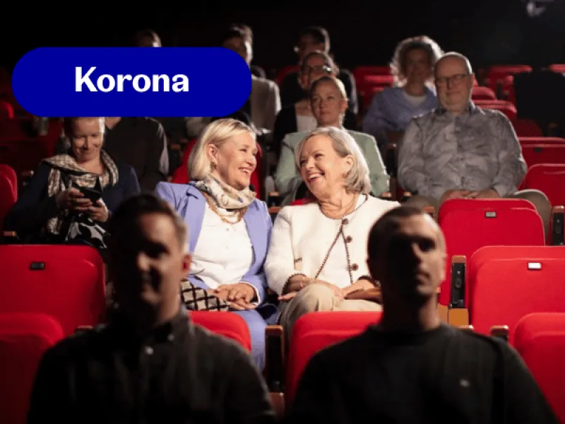 Kaverit teatterissa.