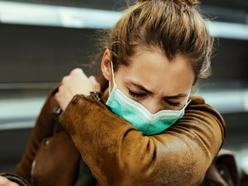 Nainen yskii, koronavirus.