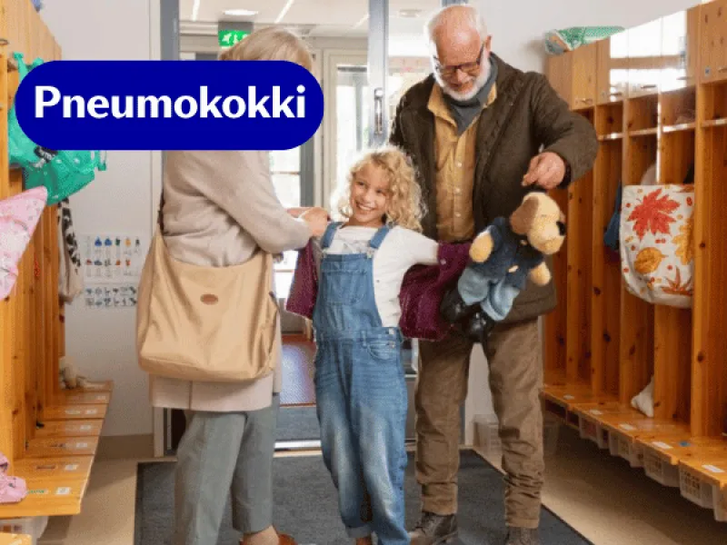 Isovanhemmat hakemassa lapsenlapsea päiväkodista.