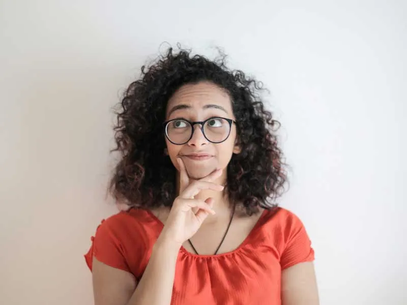 Mietteliäs nuori nainen.